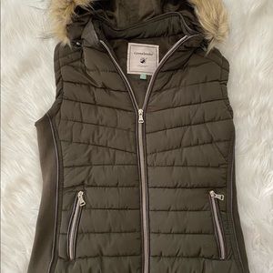 Women’s winter vest with remove-able hood